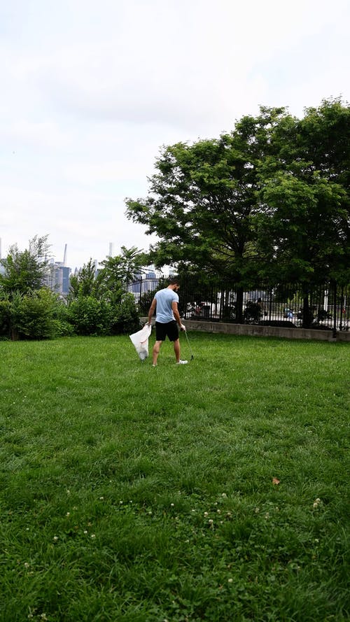 有关人, 垂直视频, 垃圾的免费素材视频