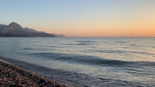 有关岩石海岸,戏剧性的天空,招手的免费素材视频