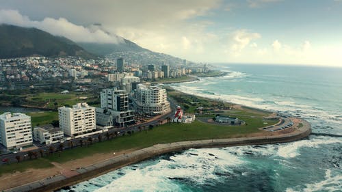 有关公寓建筑, 山, 撞击波浪的免费素材视频