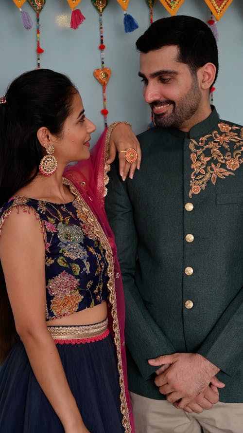 有关一对, 一起, 传统服装的免费素材视频