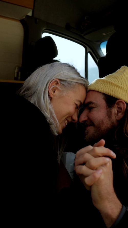 有关（顶部有小羊毛球的）羊毛帽子,一对,一起的免费素材视频