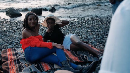 有关友谊, 在地上, 大笑的免费素材视频