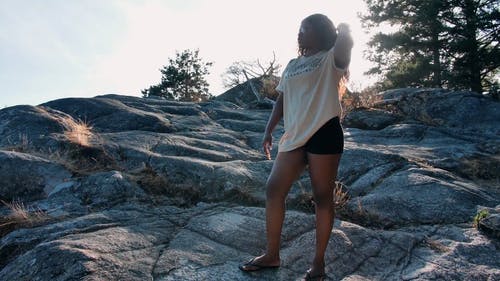 有关夏天, 女人, 岩石的免费素材视频