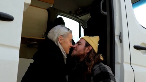 有关（顶部有小羊毛球的）羊毛帽子,一对,停的免费素材视频