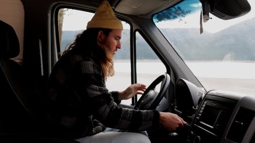 有关（顶部有小羊毛球的）羊毛帽子, 人, 司机的免费素材视频