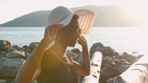 有关岩石, 帽子, 户外的免费素材视频