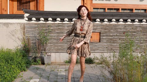 有关咖啡色头发的女人, 微笑, 快乐的免费素材视频