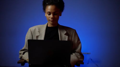 有关关闭, 坐, 女人的免费素材视频