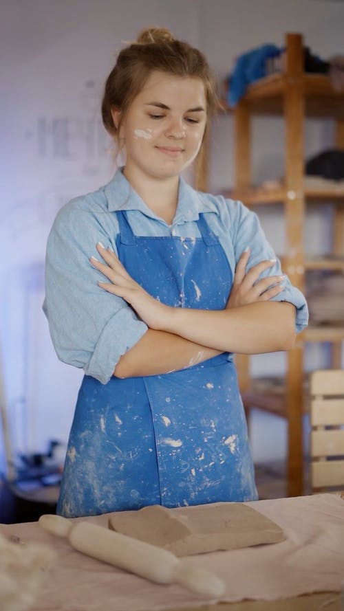 有关垂直视频, 女人, 室内的免费素材视频
