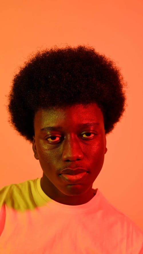 有关人, 垂直视频, 工作室拍摄的免费素材视频