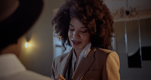 有关人, 写下来, 在肩膀上射击的免费素材视频