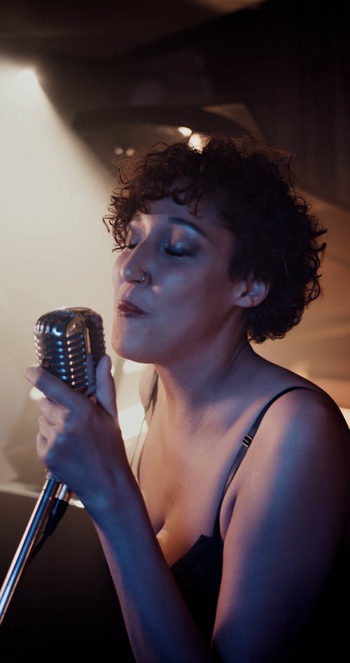 有关唱歌, 垂直视频, 女人的免费素材视频