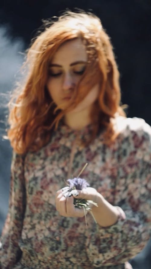 有关严肃, 垂直视频, 女人的免费素材视频