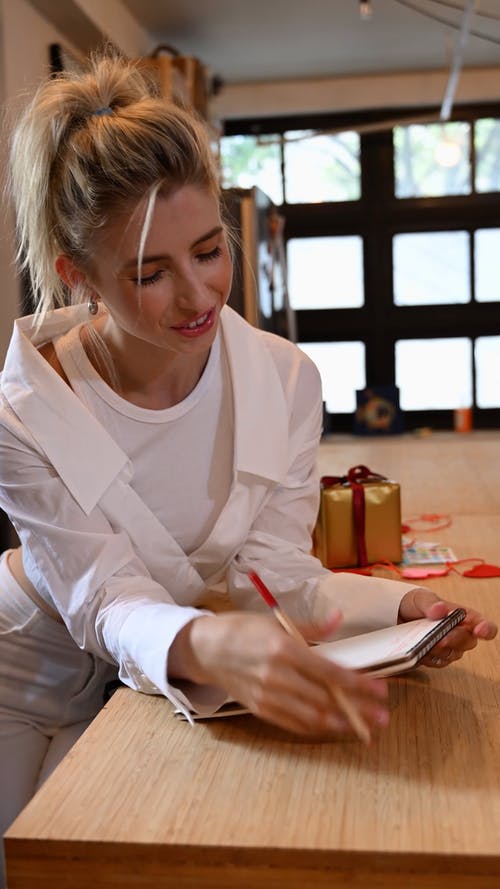 有关垂直视频, 女人, 写作的免费素材视频