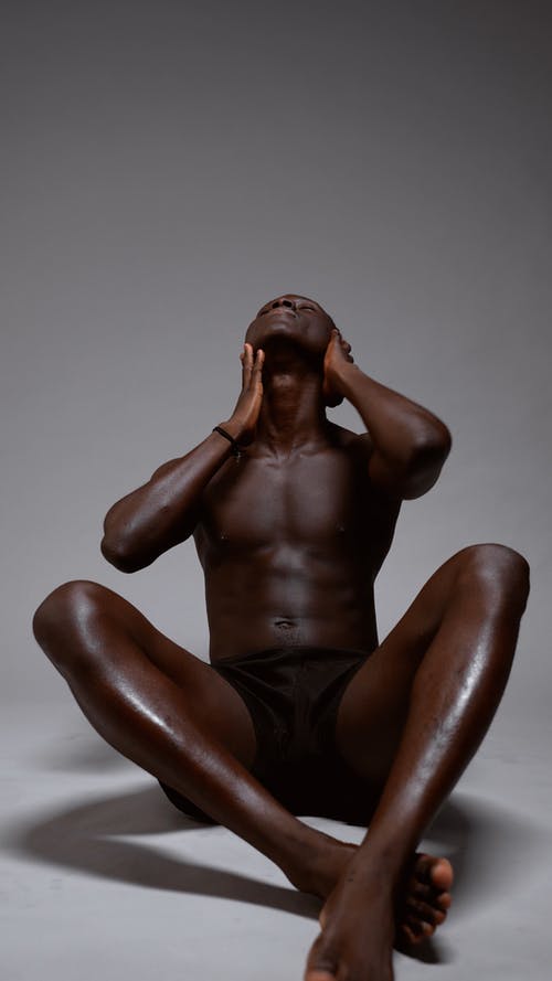 有关人, 地板, 坐的免费素材视频