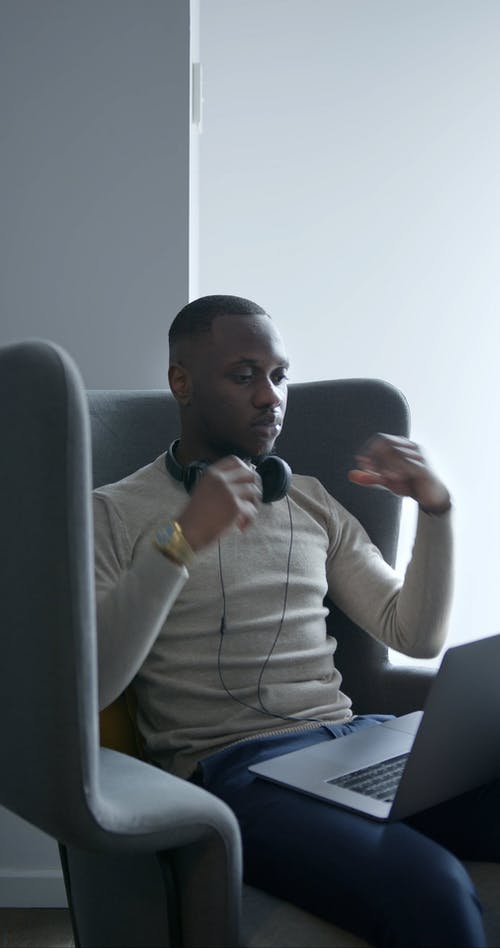 有关人, 坐, 垂直视频的免费素材视频