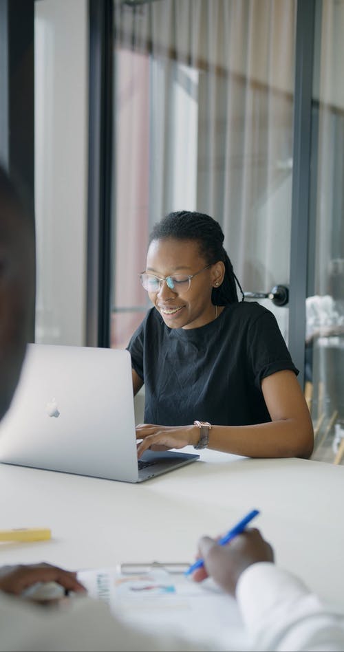 有关雇员, 垂直视频, 女人的免费素材视频