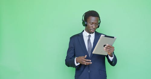 有关上班服, 人, 使用平板电脑的免费素材视频