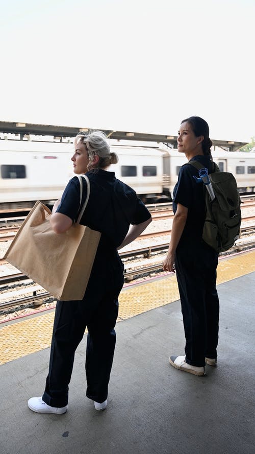 有关公共交通工具, 制服, 垂直视频的免费素材视频