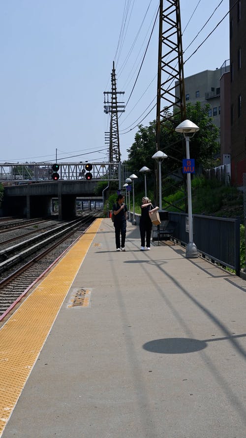 有关公共交通工具, 制服, 垂直视频的免费素材视频