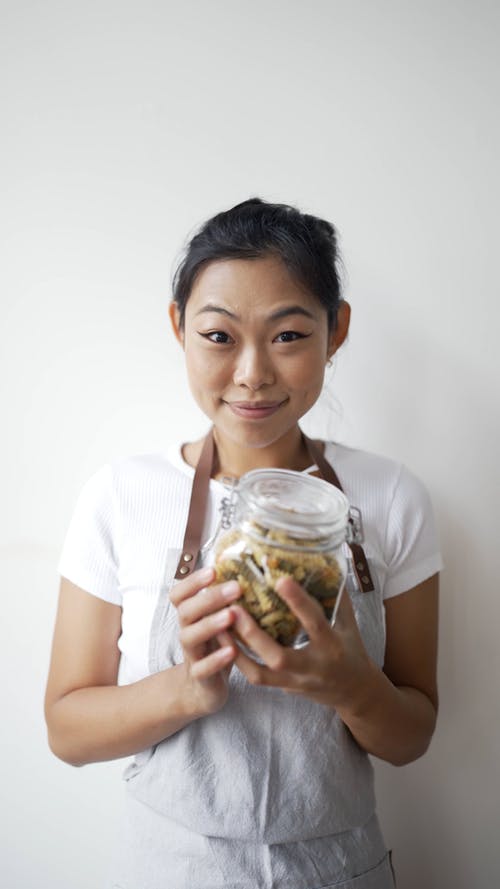 有关人, 围裙, 垂直视频的免费素材视频