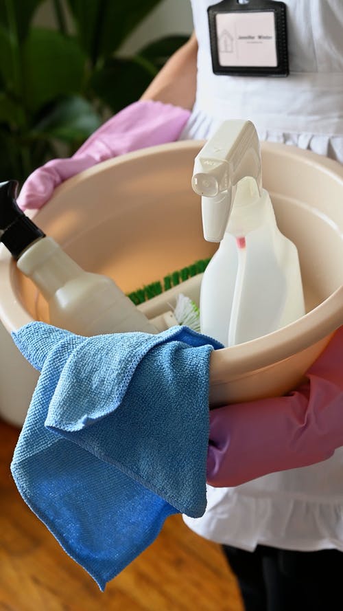 有关人的手, 制服, 喷雾瓶的免费素材视频