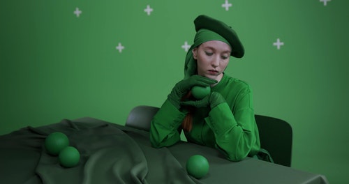 有关人,坐,垂直视频的免费素材视频