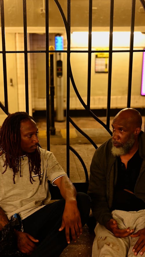 有关地铁站, 坐, 垂直视频的免费素材视频