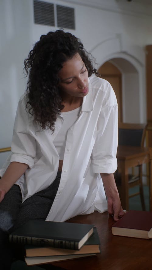 有关交叉的双腿, 吃, 图书的免费素材视频