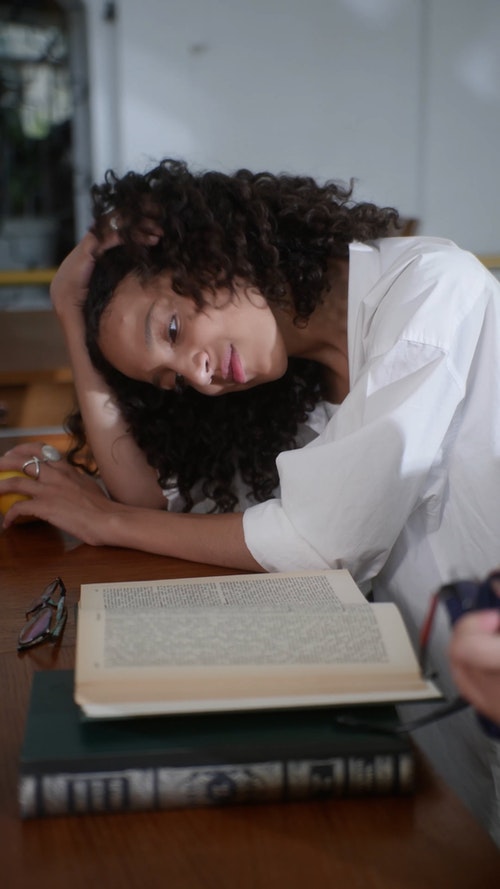 有关图书,坐,垂直视频的免费素材视频