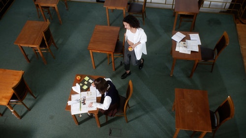 有关俯视图,图书馆,女性的免费素材视频