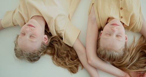 有关上下翻转, 女孩, 孪生子的免费素材视频