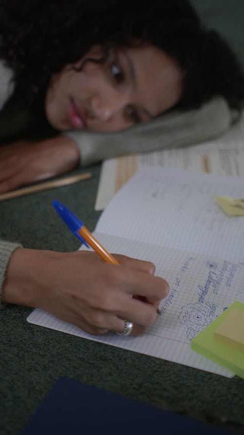 有关原子笔, 垂直视频, 女人的免费素材视频