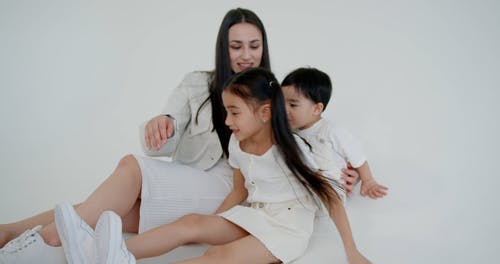 有关儿子, 可爱, 地板的免费素材视频