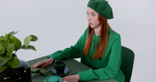 有关倾注, 化妆, 坐的免费素材视频