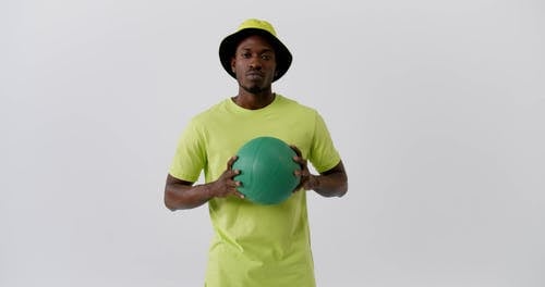 有关握住, 摆姿势, 球的免费素材视频