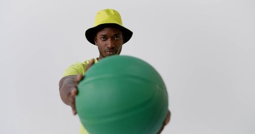 有关握住, 摆姿势, 球的免费素材视频