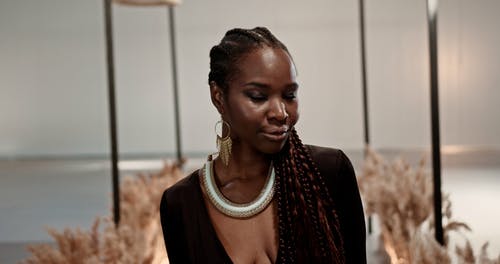 有关室内, 微笑, 摆姿势的免费素材视频