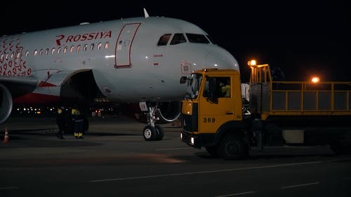 有关偶然的人, 卡车, 商用飞机的免费素材视频