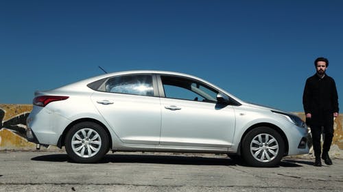 有关人, 四门轿车, 摩托车的免费素材视频