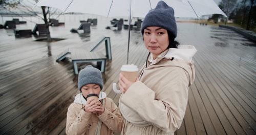 有关（顶部有小羊毛球的）羊毛帽子,儿童,咖啡的免费素材视频