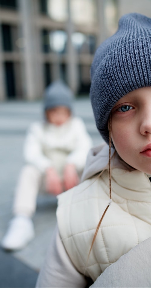 有关（顶部有小羊毛球的）羊毛帽子,儿童,可爱的免费素材视频