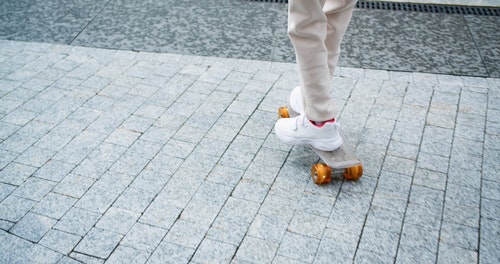 有关（顶部有小羊毛球的）羊毛帽子,pennyboard,儿童的免费素材视频