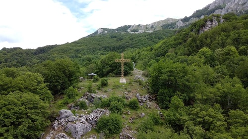 有关十字架,山,拉出射击的免费素材视频