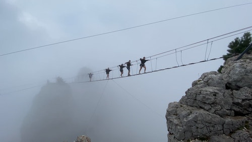 有关一大群人,山,山峰的免费素材视频