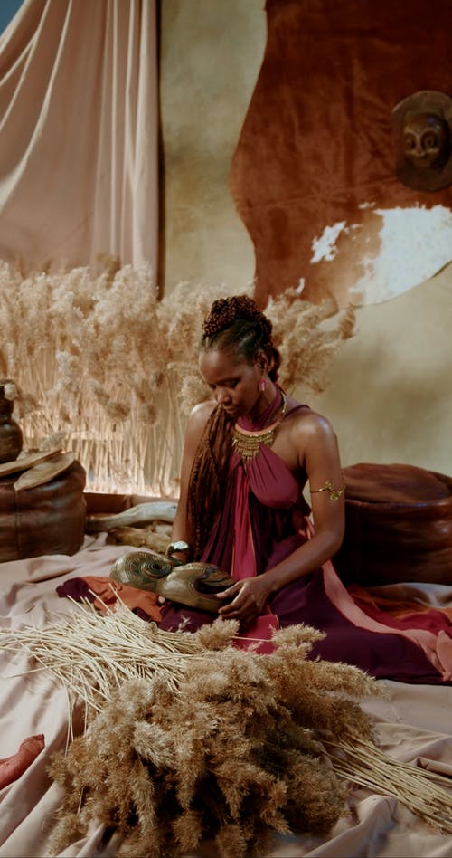 有关传统服装, 土着文化, 坐的免费素材视频