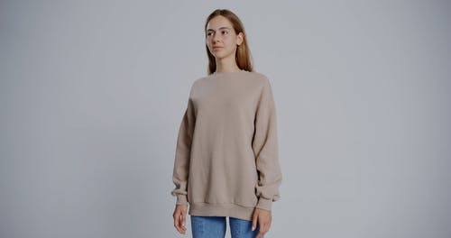 有关休闲服装, 女人, 工作室拍摄的免费素材视频