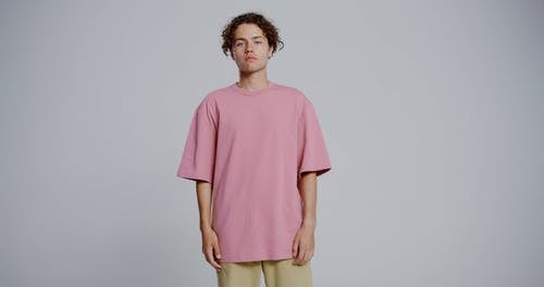 有关t恤, 举起武器, 人的免费素材视频