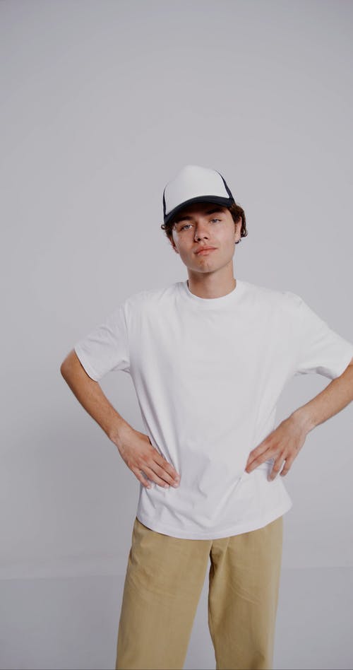 有关t恤, 两手叉腰, 休闲服装的免费素材视频