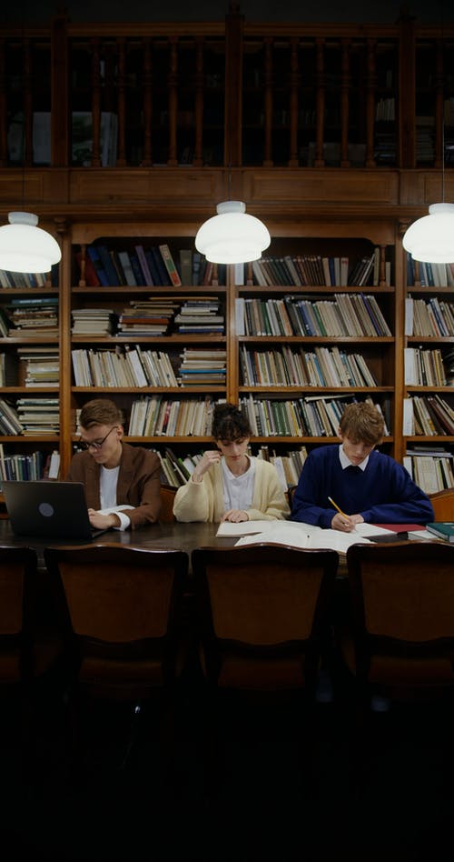 有关一摞书, 图书馆, 垂直视频的免费素材视频